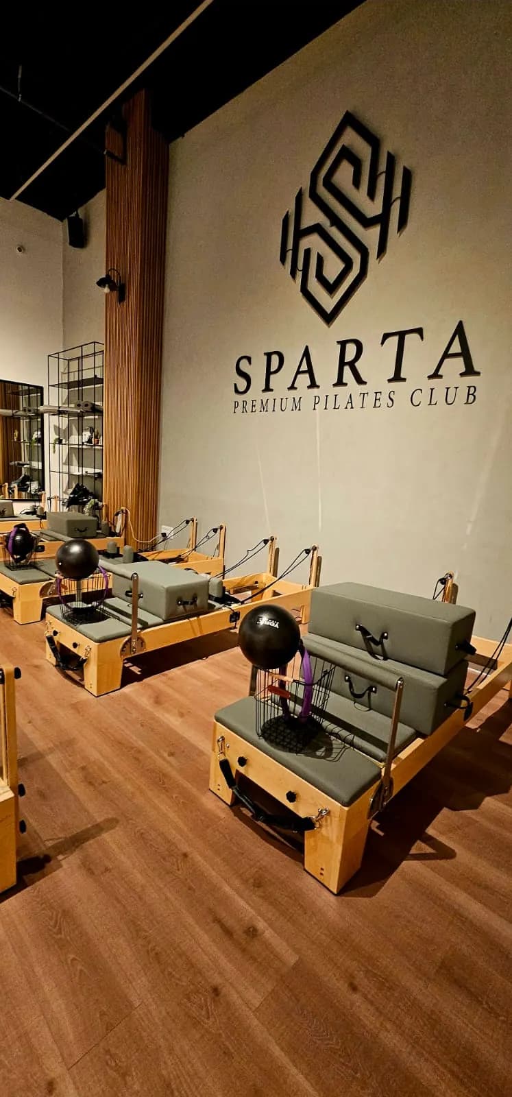 Pilates · logo wall